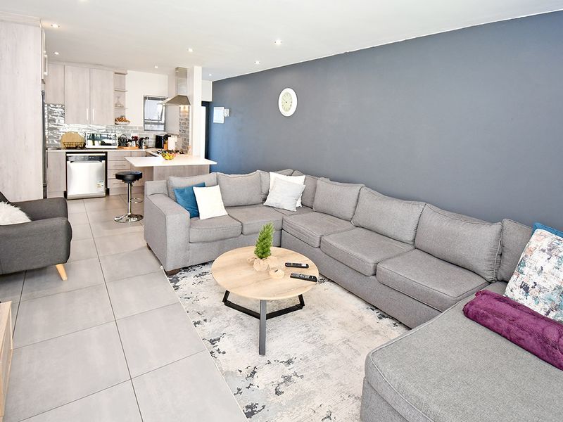 Three bedroom Ground Floor Apartment - Photo 2