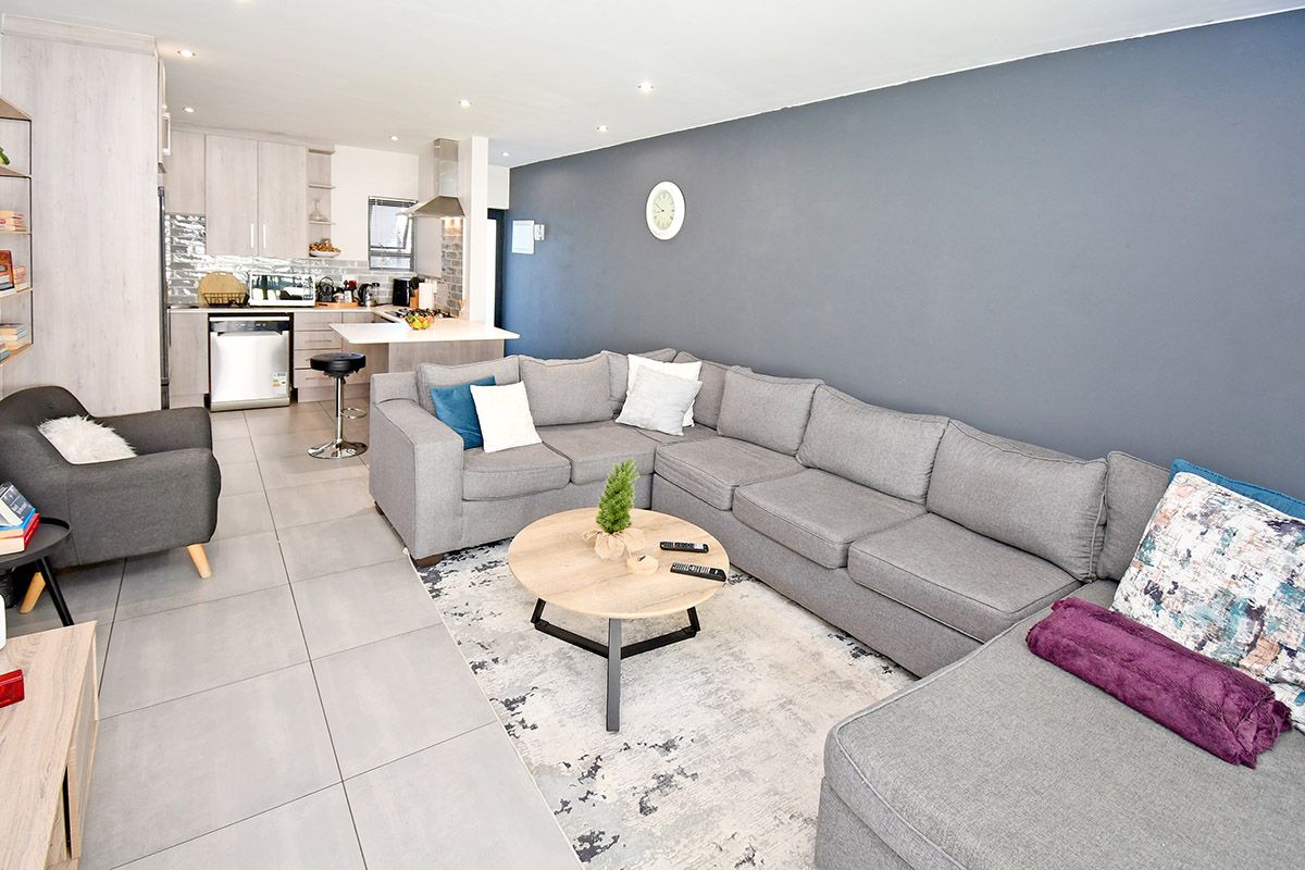 Three bedroom Ground Floor Apartment - Photo 2