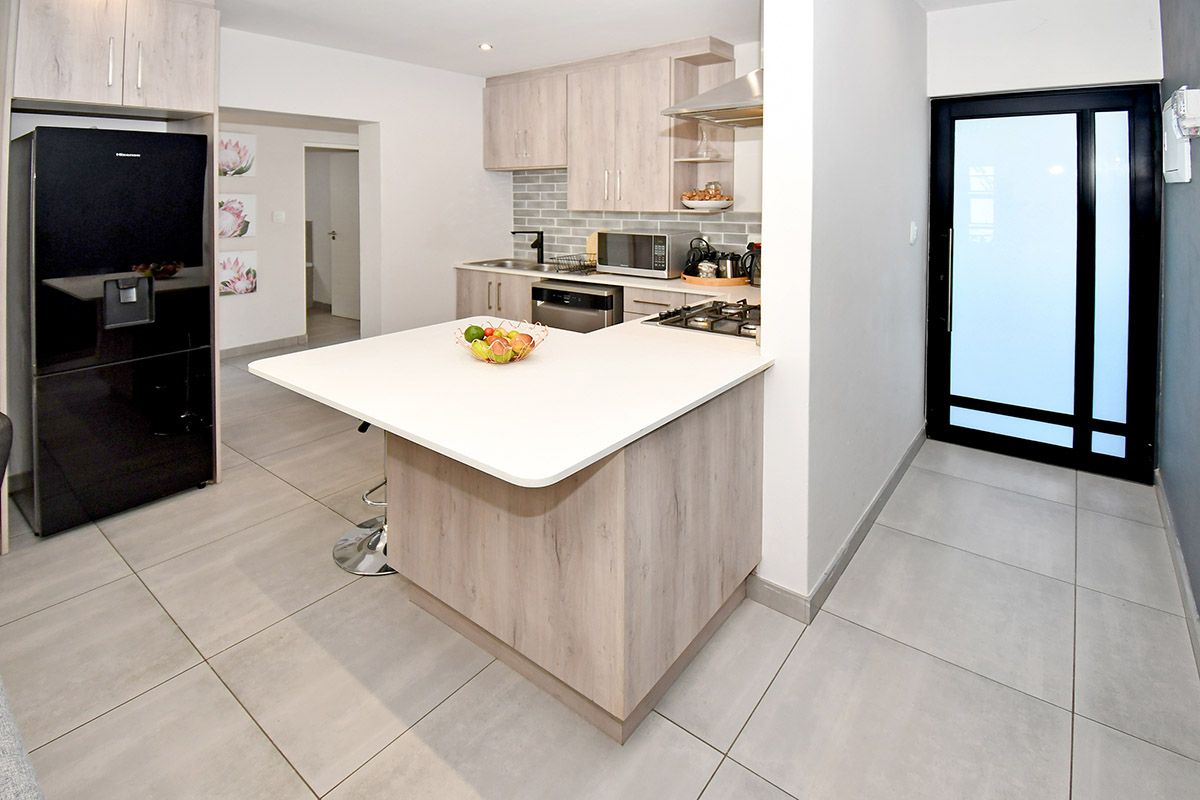 Three bedroom Ground Floor Apartment - Photo 4