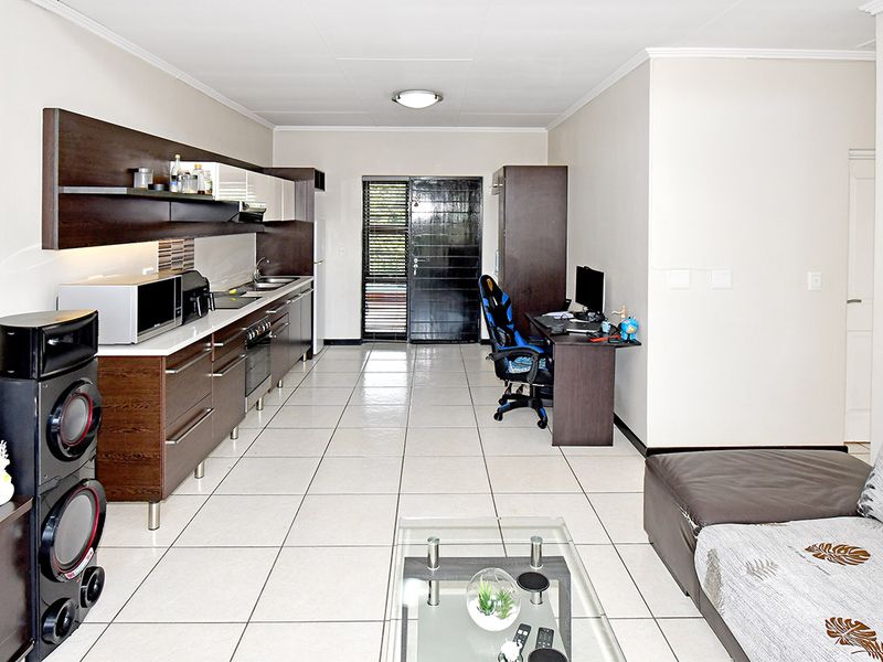 Apartment For Sale in Douglasdale - Photo 6