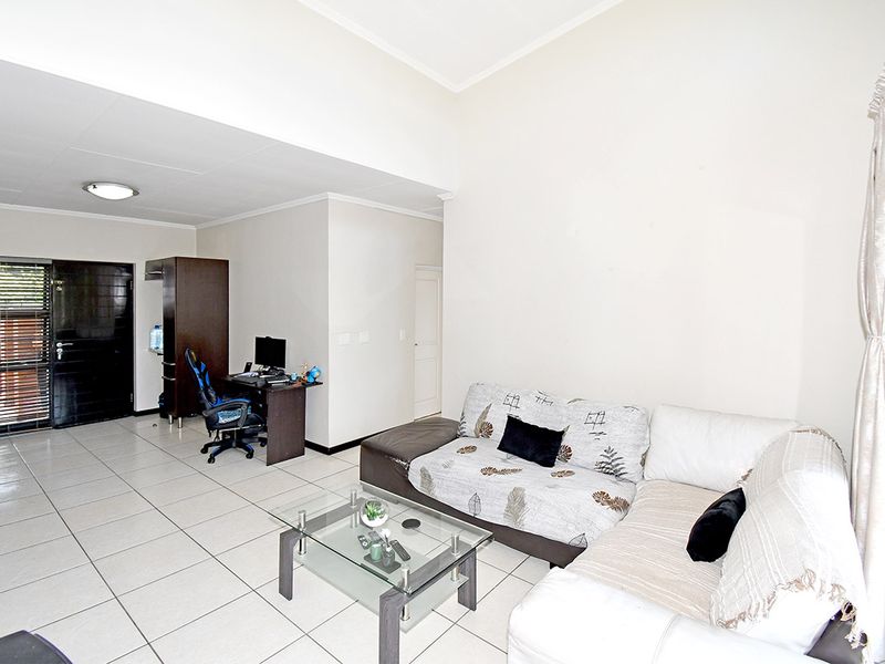 Apartment For Sale in Douglasdale - Photo 9