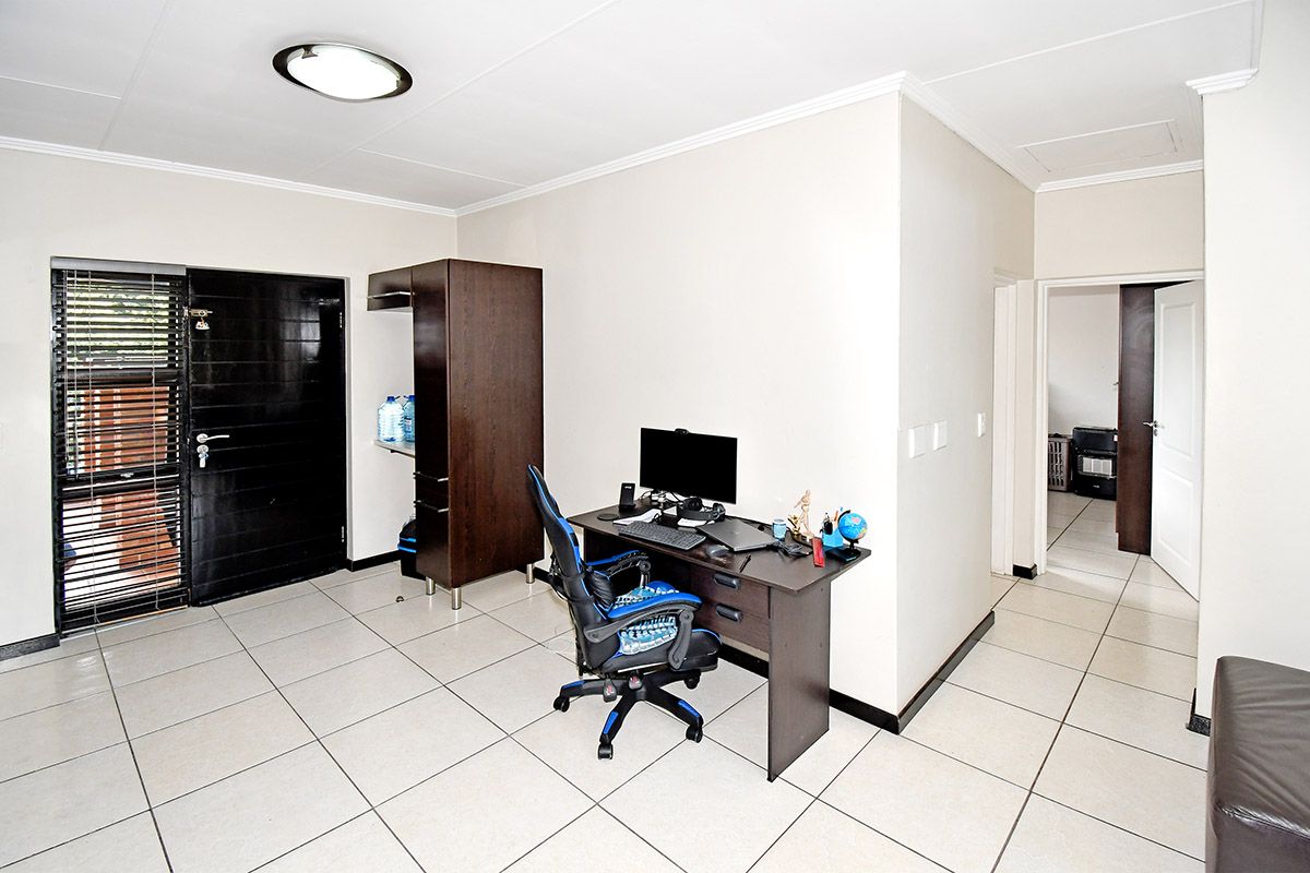 Apartment For Sale in Douglasdale - Photo 4