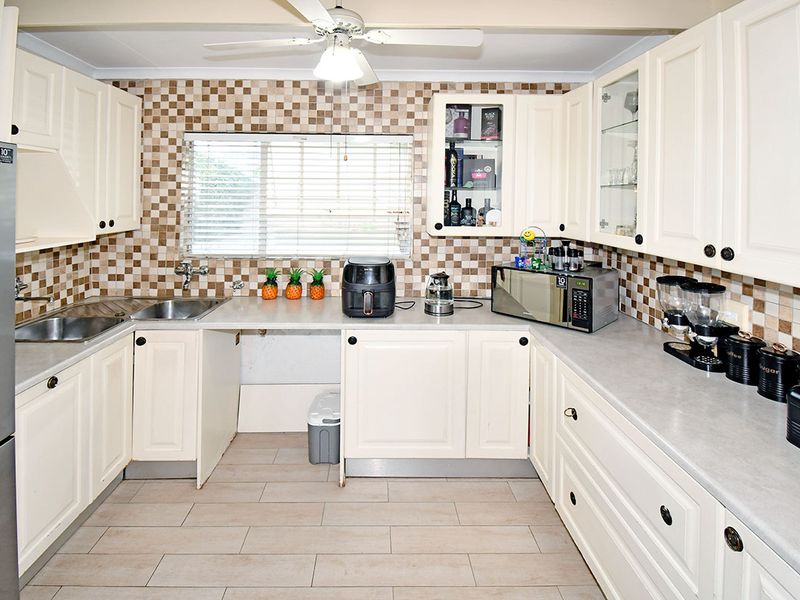 Lovely Two Bedroom home with Swimming Pool - Photo 2
