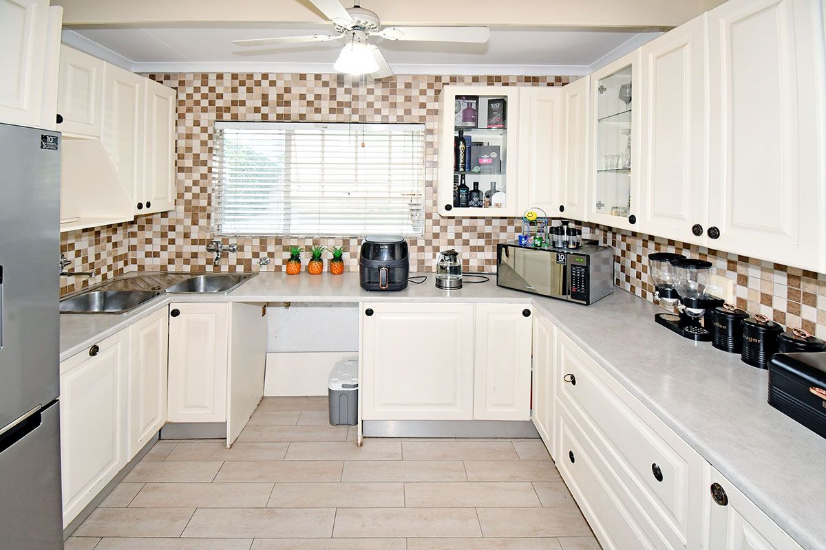 Lovely Two Bedroom home with Swimming Pool - Photo 2