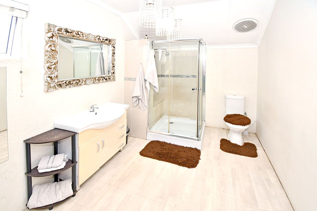 Lovely Two Bedroom home with Swimming Pool - Photo 5