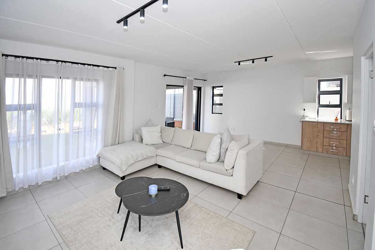 Modern 4 Bedroom Family Home in Secure Estate - Photo 4