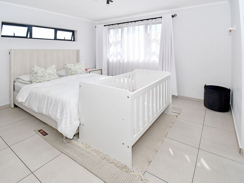 Modern 4 Bedroom Family Home in Secure Estate - Photo 5