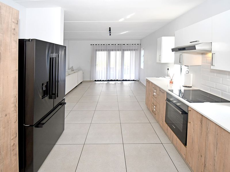 Modern 4 Bedroom Family Home in Secure Estate - Photo 3