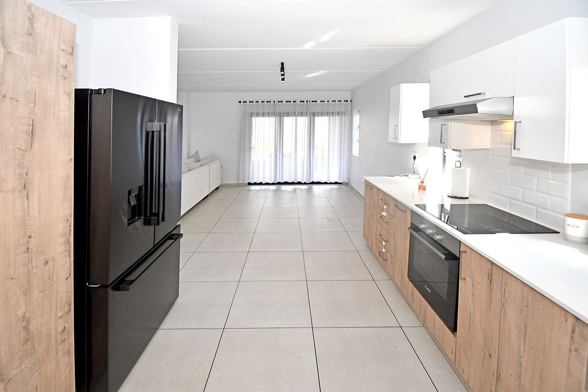 Modern 4 Bedroom Family Home in Secure Estate - Photo 3