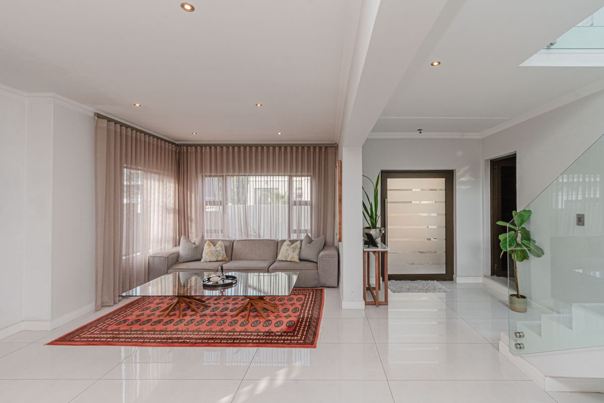 Luxury Family Living in Beverley Sandton - Photo 3