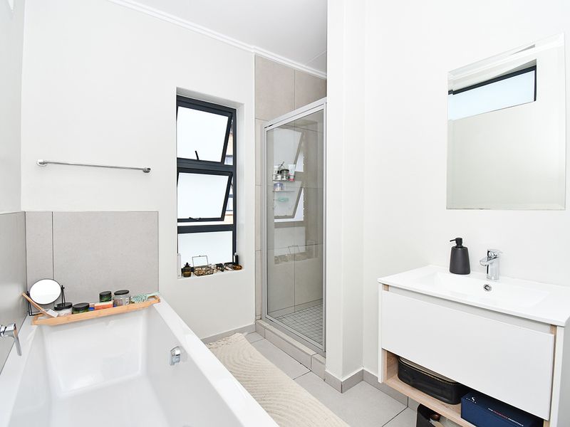 Modern Three Bedroom home in Secure Estate - Photo 7
