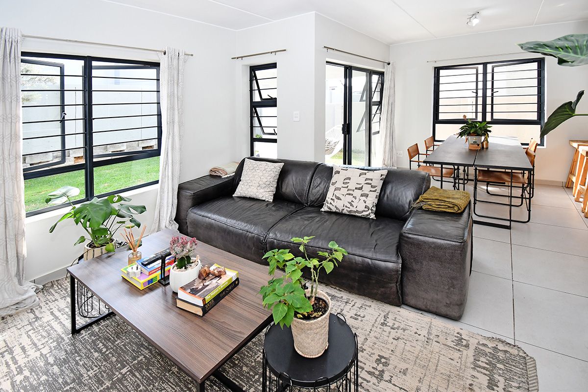 Modern Three Bedroom home in Secure Estate - Photo 5