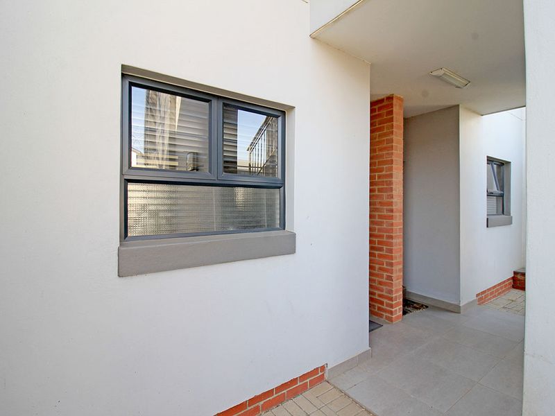 3 Bedroom Ground floor apartment Available - Photo 10