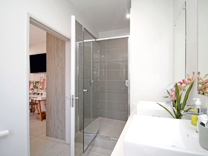 3 Bedroom Ground floor apartment Available - Photo 7