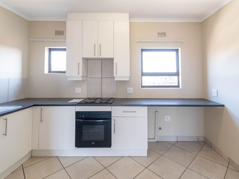 Lovely Three Bedroom Apartment - Photo 6