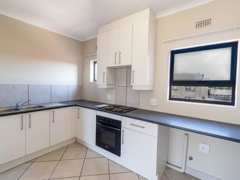 Lovely Three Bedroom Apartment - Photo 5