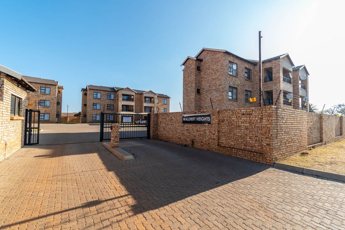 Lovely Three Bedroom Apartment - Photo 2