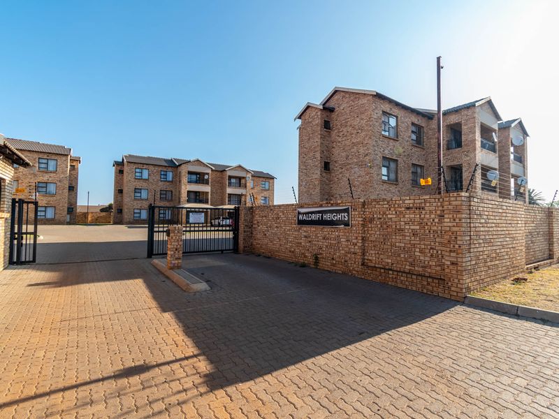 Lovely Three Bedroom Apartment - Photo 2