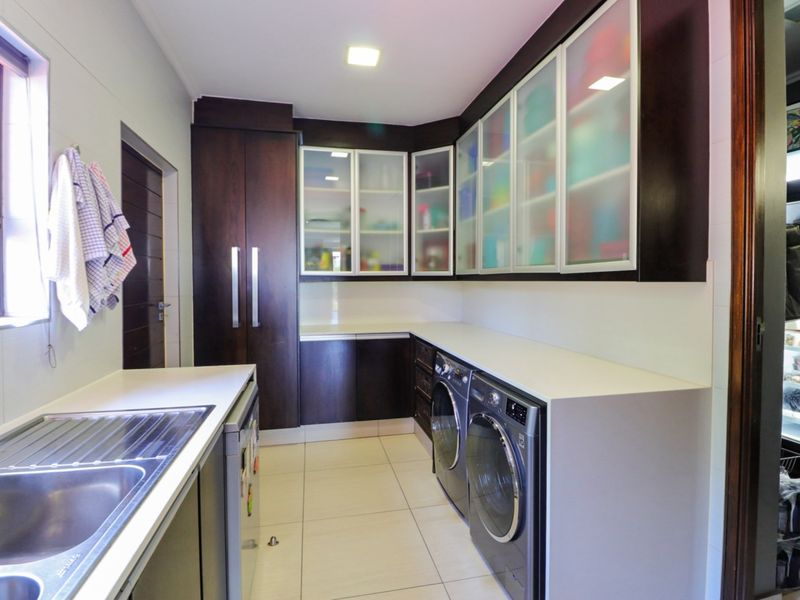 Executive estate living on the Vaal River. Masterly built. Elegant décor and finishes. - Photo 6