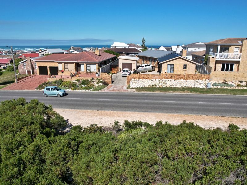 Established area boasting a coastal feel! - Photo 8