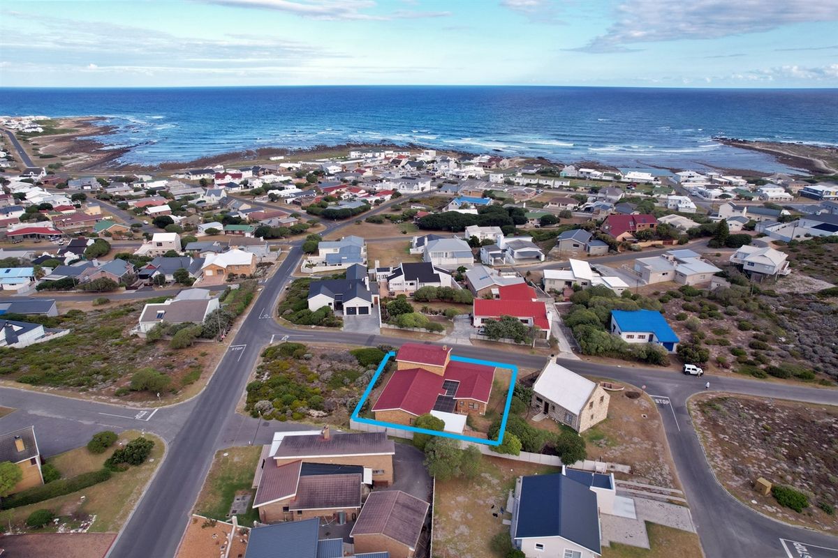 Enjoy location, style and versatility! - Photo 2