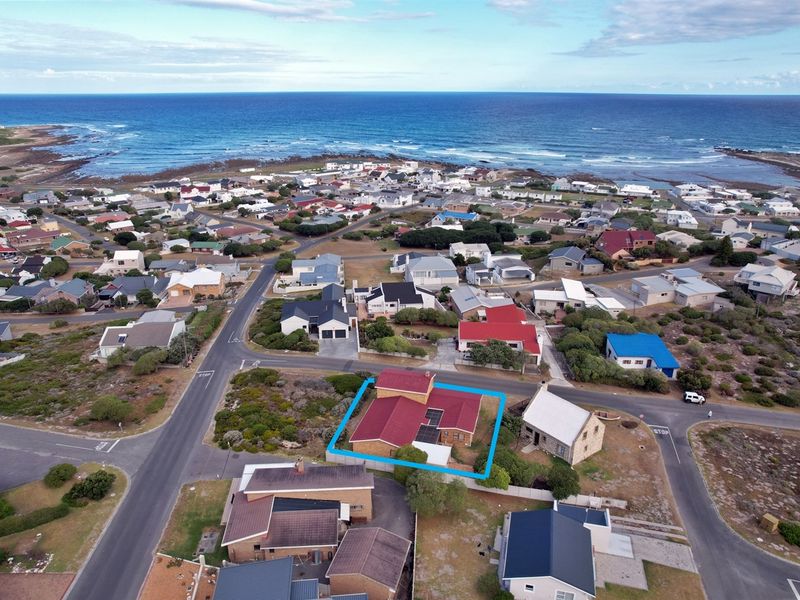 Enjoy location, style and versatility! - Photo 2