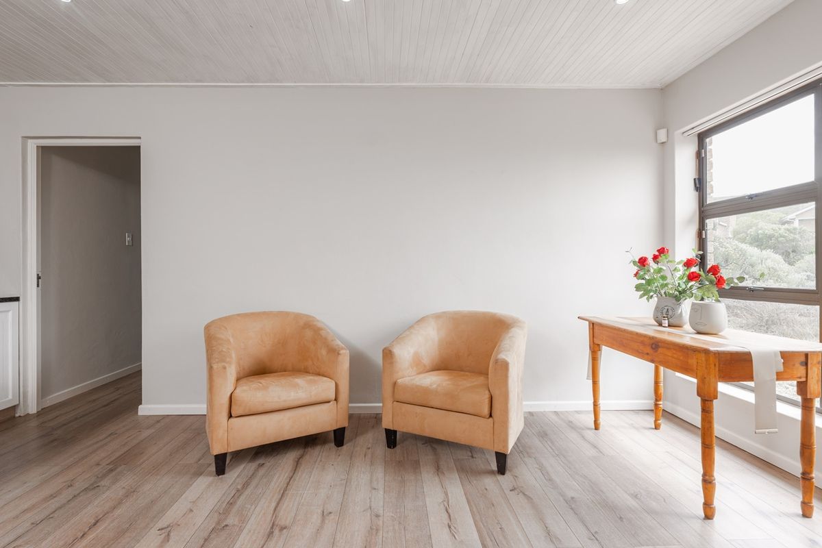 Enjoy location, style and versatility! - Photo 5