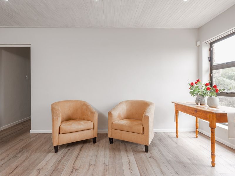 Enjoy location, style and versatility! - Photo 5