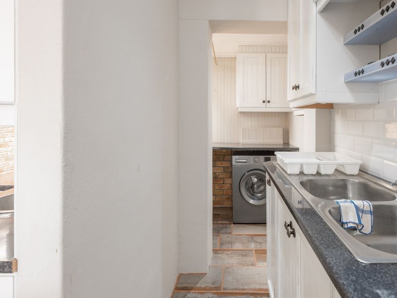 Enjoy location, style and versatility! - Photo 9