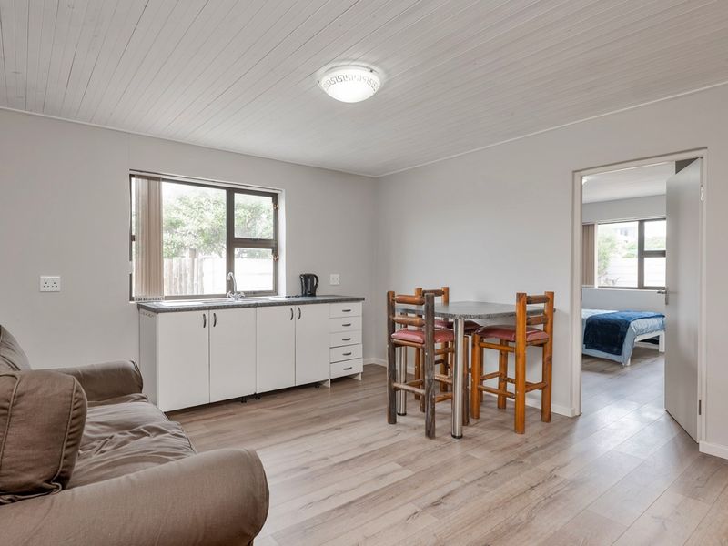 Enjoy location, style and versatility! - Photo 10