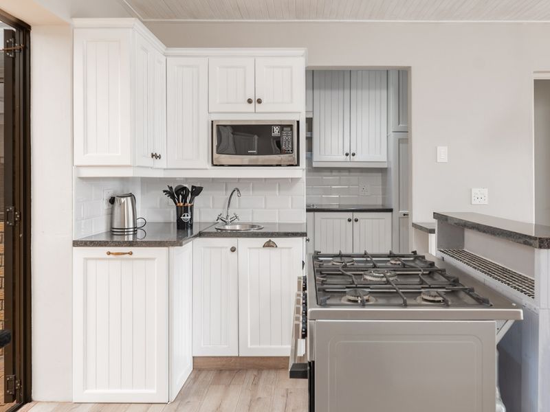 Enjoy location, style and versatility! - Photo 8