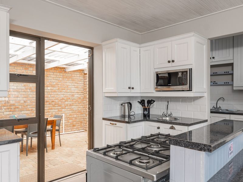 Enjoy location, style and versatility! - Photo 7