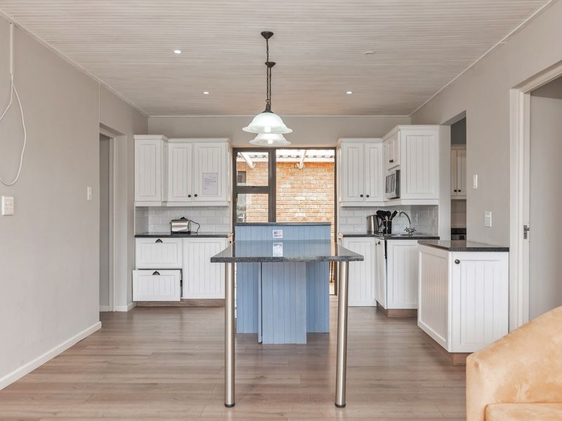 Enjoy location, style and versatility! - Photo 6