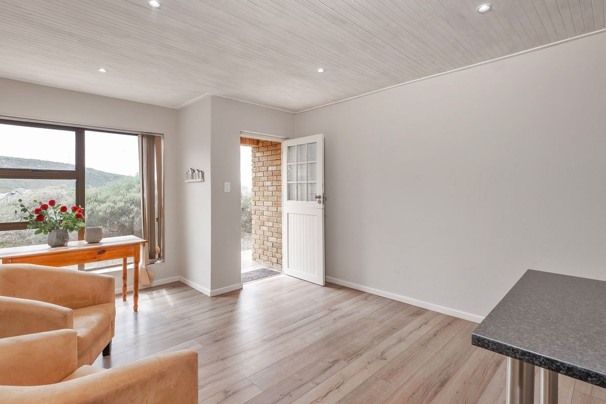 Enjoy location, style and versatility! - Photo 4