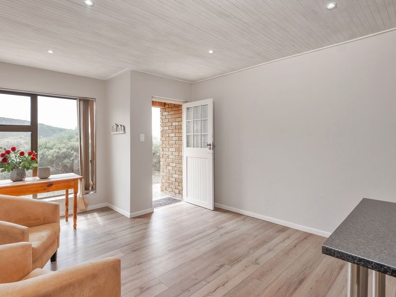 Enjoy location, style and versatility! - Photo 4