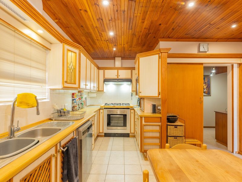 Beautiful and spacious family home - Photo 8