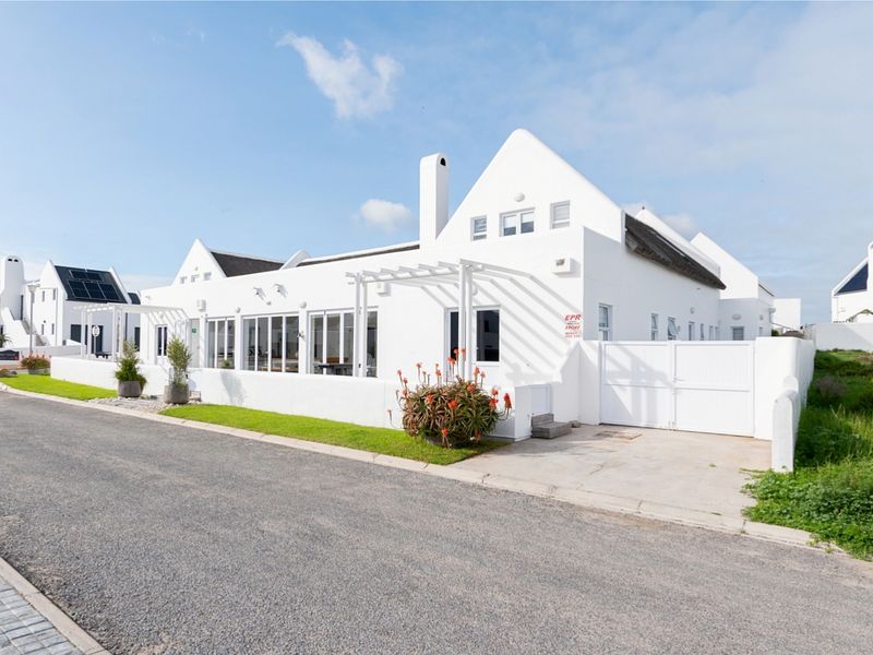 Modern luxury in a picturesque seaside village - Photo 1