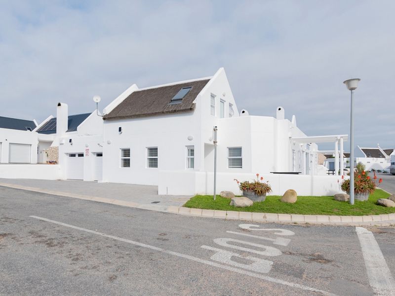 Modern luxury in a picturesque seaside village - Photo 4