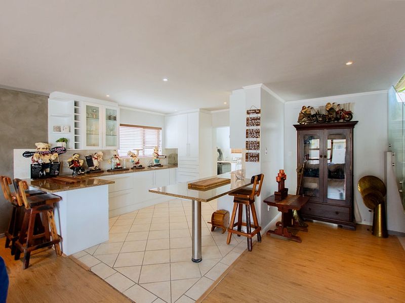 4 Bedroom house with a 3 bedroom second dwelling for sale in Myburgh Park Langebaan - Photo 6