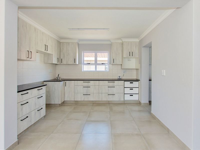 Beautiful Family Home - Photo 3