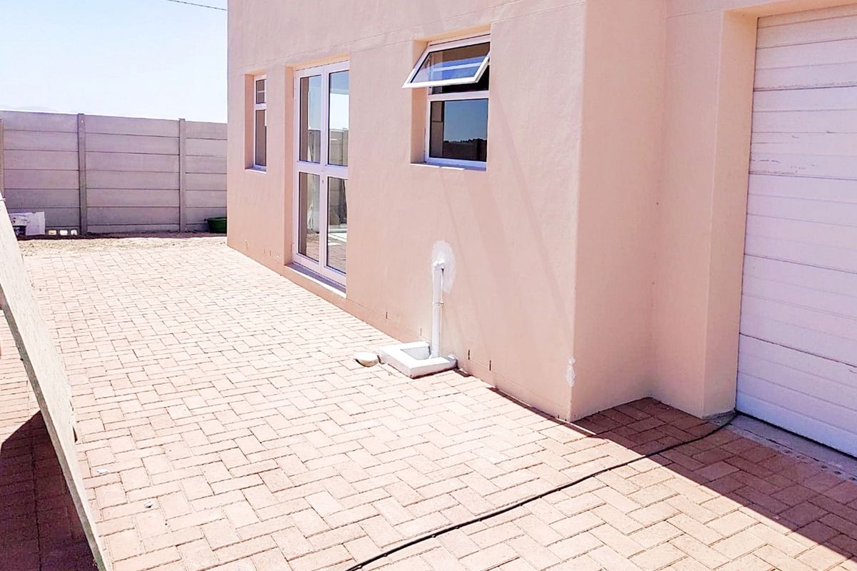 4-Bedroom Home in Laaiplek - Photo 2