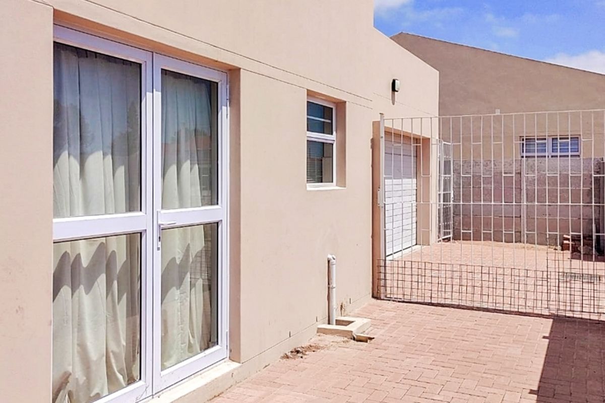 4-Bedroom Home in Laaiplek - Photo 3