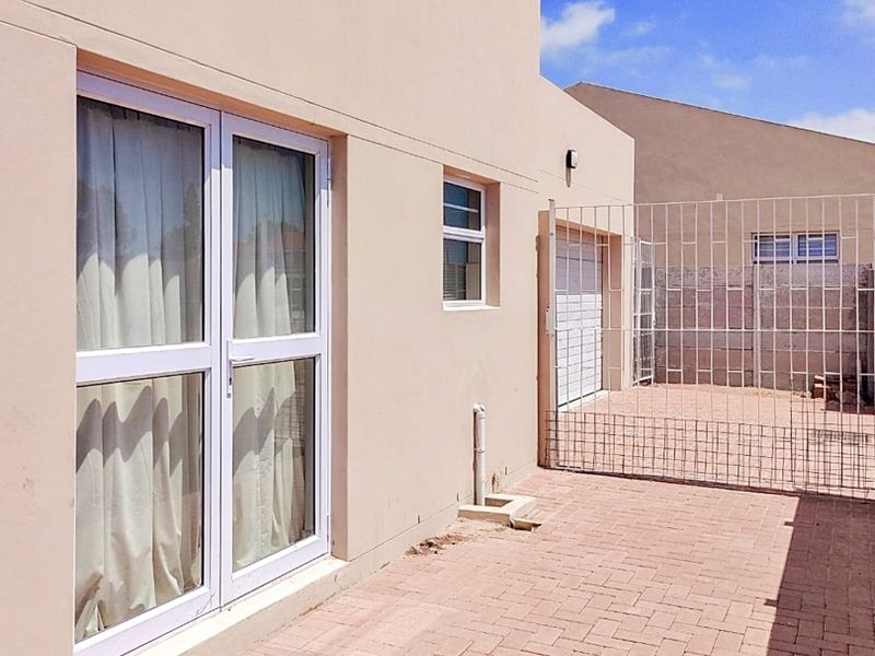 4-Bedroom Home in Laaiplek - Photo 3