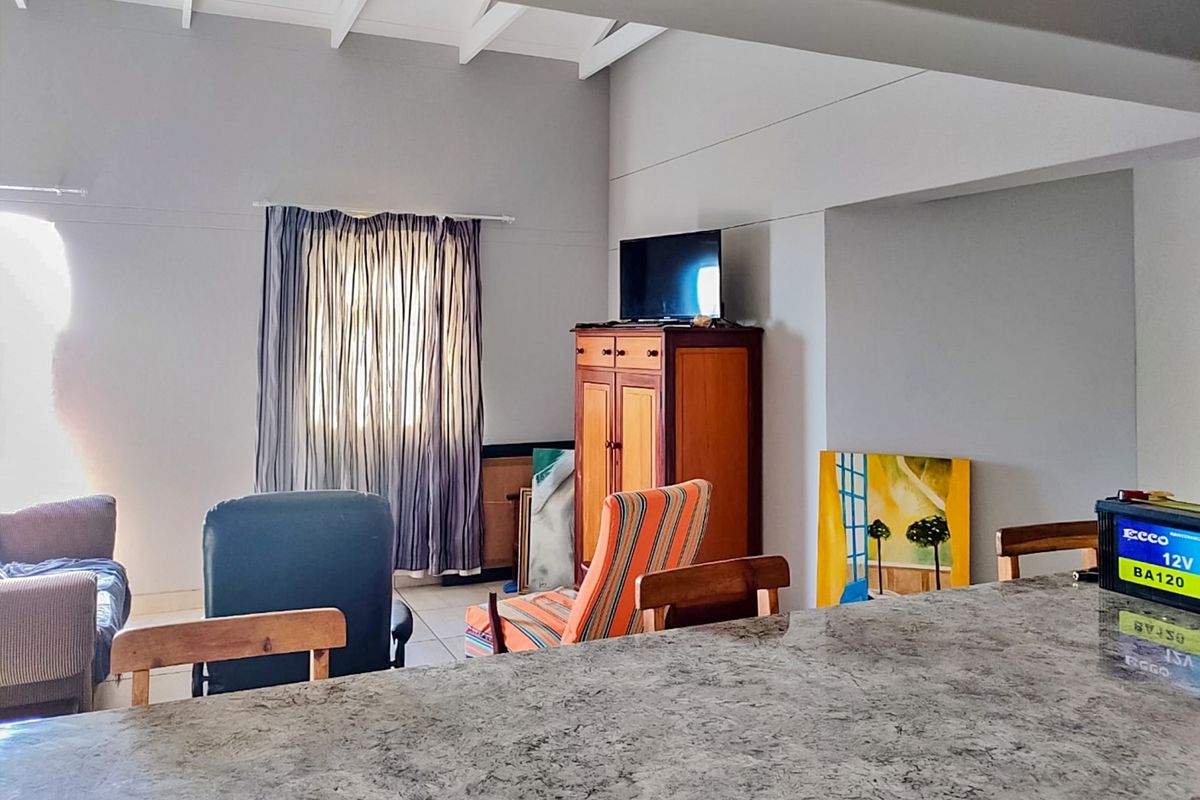 4-Bedroom Home in Laaiplek - Photo 4