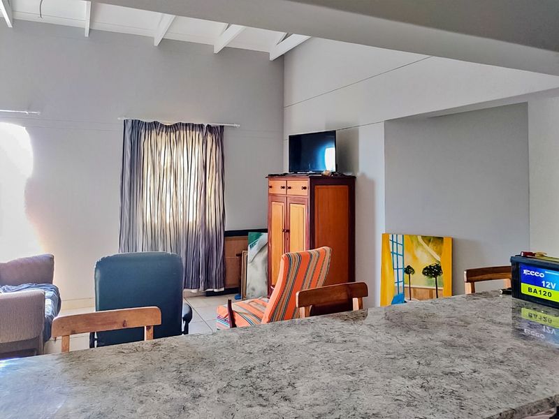 4-Bedroom Home in Laaiplek - Photo 4