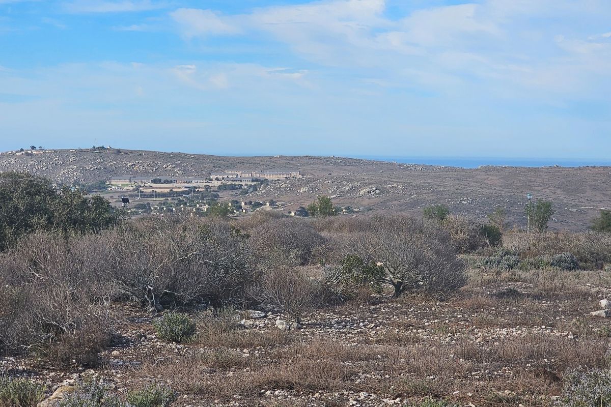 Embrace scenic views of the bay and surrounding landscapes. - Photo 5