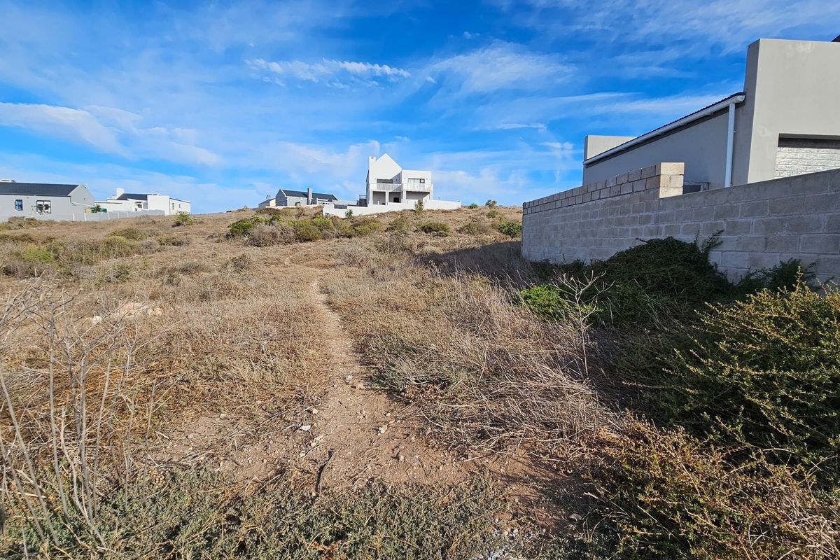Embrace scenic views of the bay and surrounding landscapes. - Photo 4