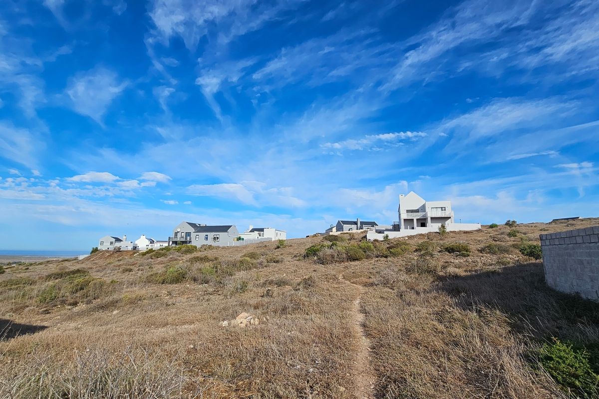 Embrace scenic views of the bay and surrounding landscapes. - Photo 3