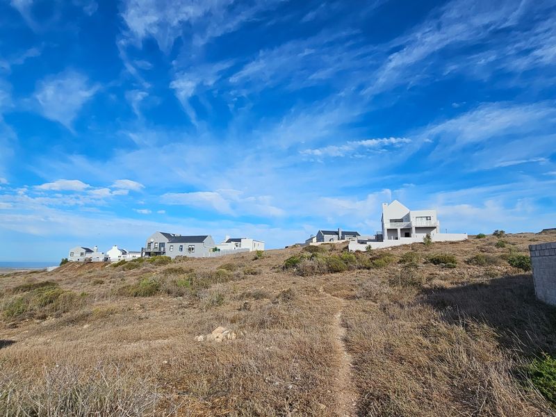 Embrace scenic views of the bay and surrounding landscapes. - Photo 3