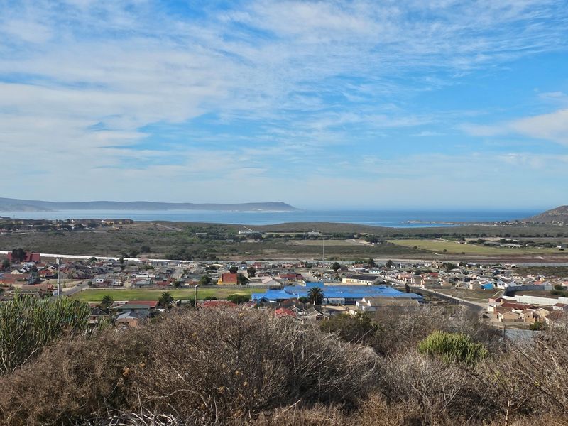 Embrace scenic views of the bay and surrounding landscapes. - Photo 6